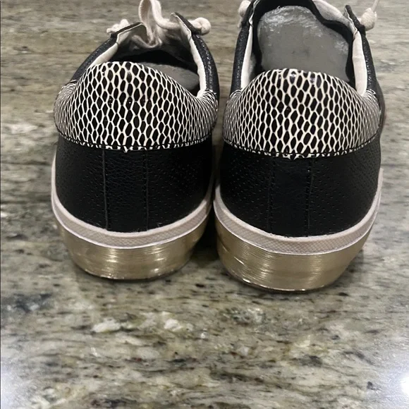 Dolce Vita Zina Sneakers Onyx Embossed Leather - Picture 8 of 11